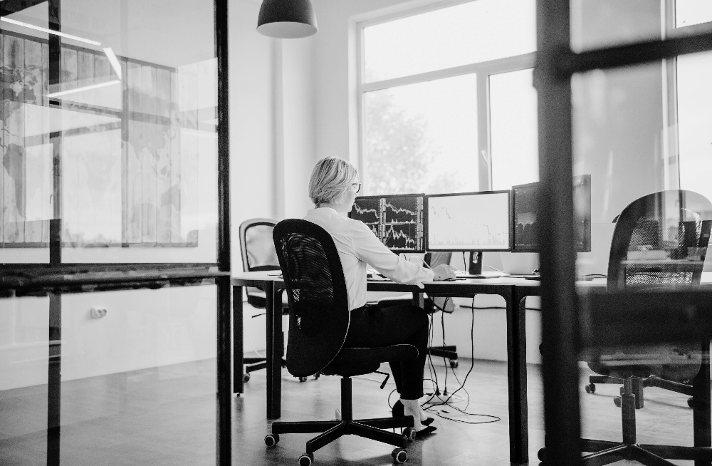 Business-woman-typing-bw-1