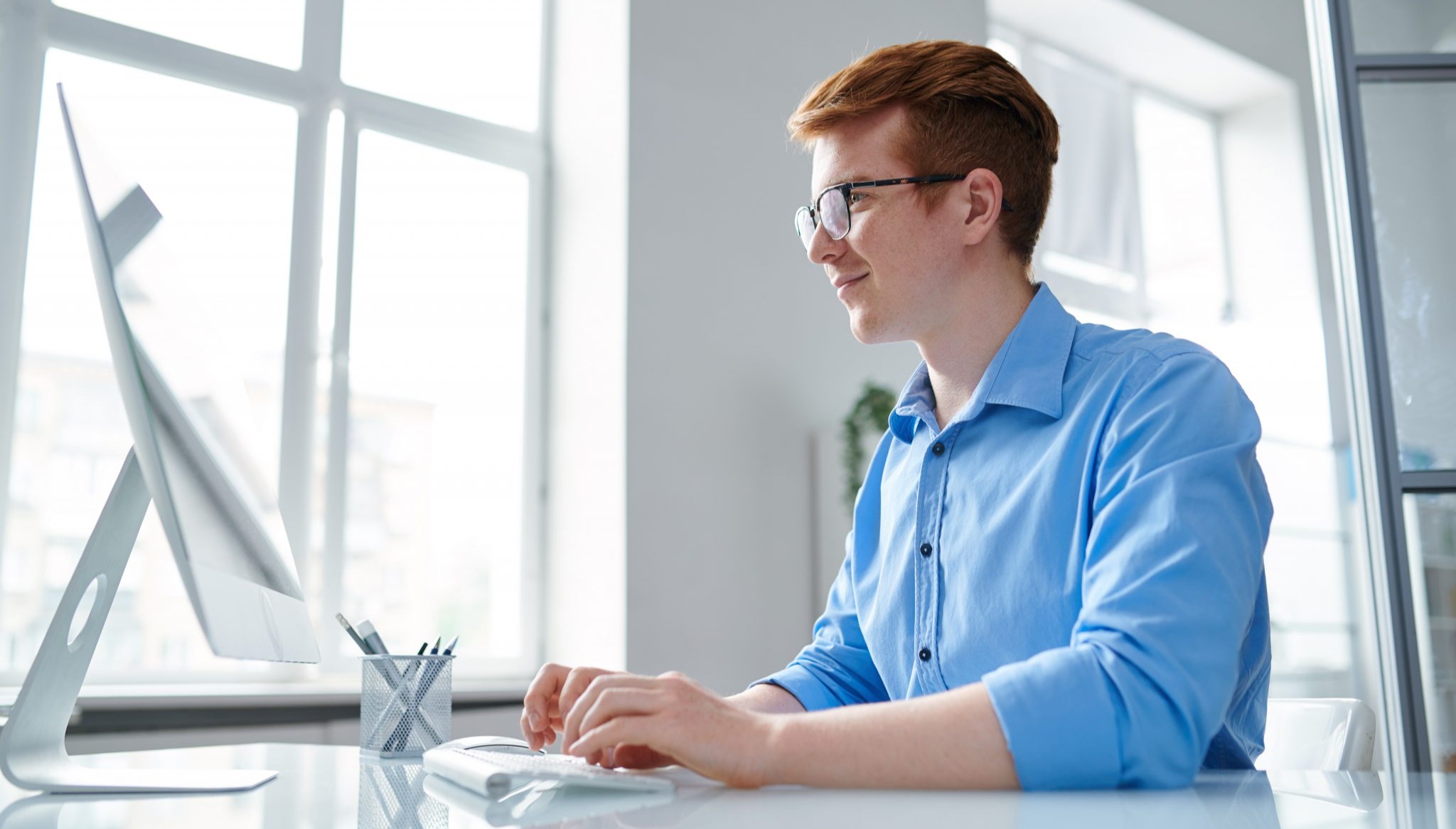 successful-financial-analyst-sitting-by-desk-in-fr-KPC6ZYH-2048x1365