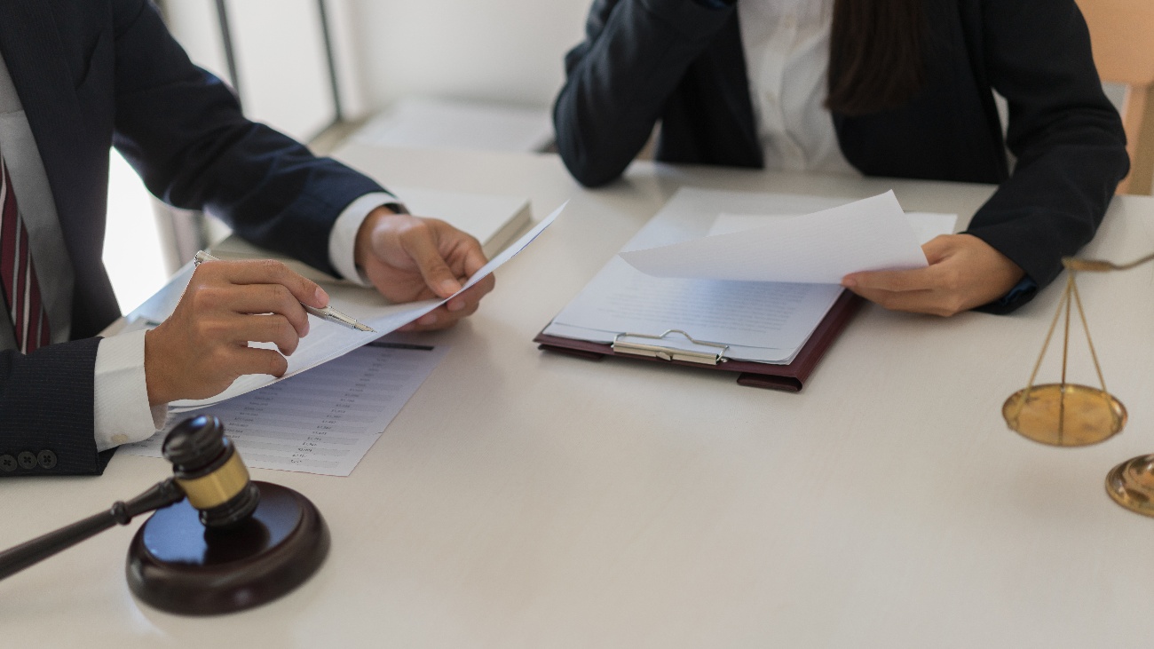 law-and-justice-concept-male-lawyer-explains-cont-2023-01-27-19-08-48-utc-1